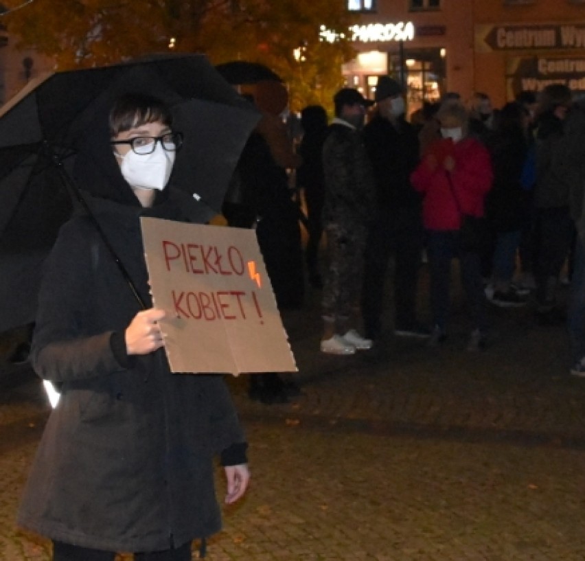 Rewolucja ma twarz kobiety. Niezwykła galeria protestujących dziewczyn z Kościerzyny [ZDJĘCIA]