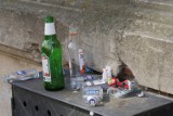 W tych miejscach w Legnicy często odbywają się uciążliwe libacje alkoholowe. Mieszkańcy alarmują! Co grozi za picie alkoholu „pod chmurką”?