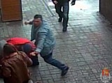 Brutalne pobicie przy Marszałkowskiej nagrała kamera monitoringu [wideo]