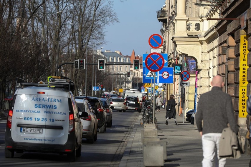 Kraków. Nowe zasady parkowania na ulicy Dietla. Tylko po jednym pasie dla samochodów w każdym kierunku