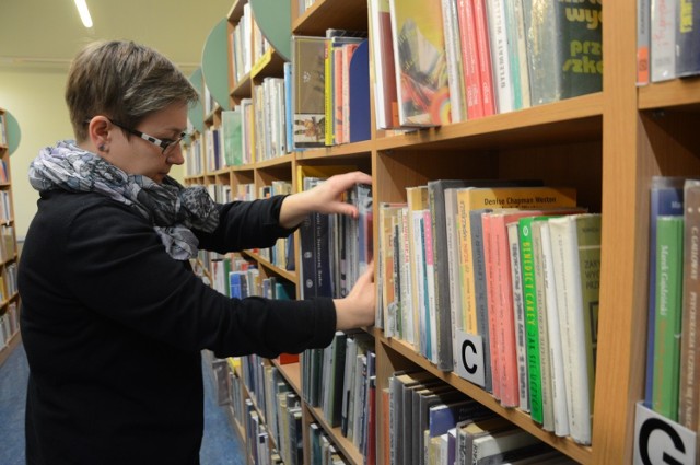Pracownicy bełchatowskiej biblioteki dbają o to, aby wszystkie książkowe pozycje na półki wracały w wyznaczonym terminie W przeciwnym razie czytelnicy mogą narazić się na kary pieniężne