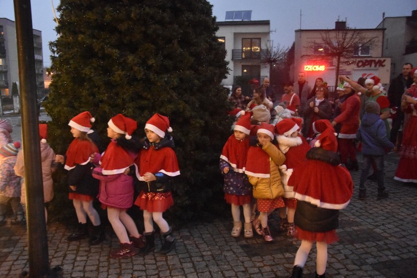 Zapłonęły światła na choince przed Miejskim Domem Kultury w Myszkowie ZDJĘCIA