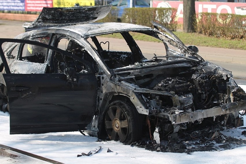 Doszczętnie spłonął samochód na alei Rzeczpospolitej w Legnicy [ZDJĘCIA]