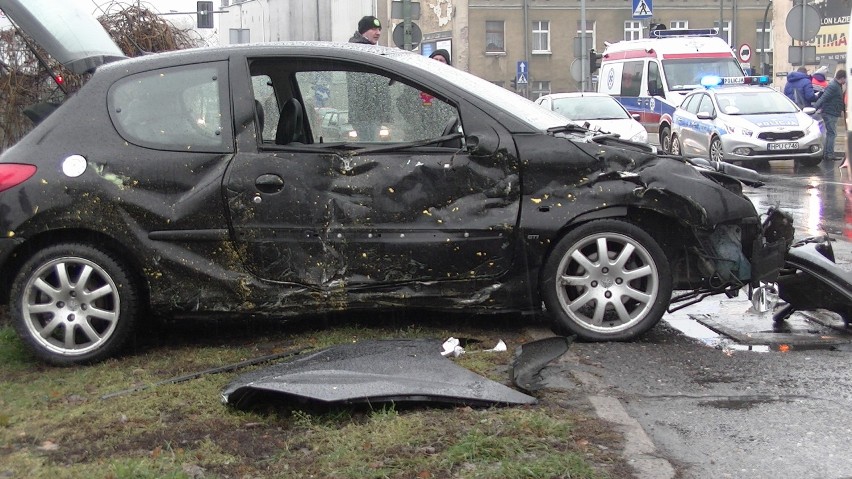 Auto rozbiło się na alei Wojska Polskiego w Kaliszu