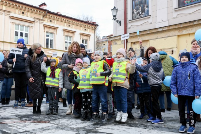 Dzieci z tarnowskich przedszkoli integracyjnych przemaszerowały przez centrum Tarnowa pod hasłem "Jesteśmy razem - wspieramy". Okazją był Światowy Dzień Świadomości Autyzmu