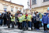 Światowy Dzień Świadomości Autyzmu w Tarnowie. Dzieci z przedszkoli integracyjnych przemaszerowały przez Tarnów. Mamy zdjęcia