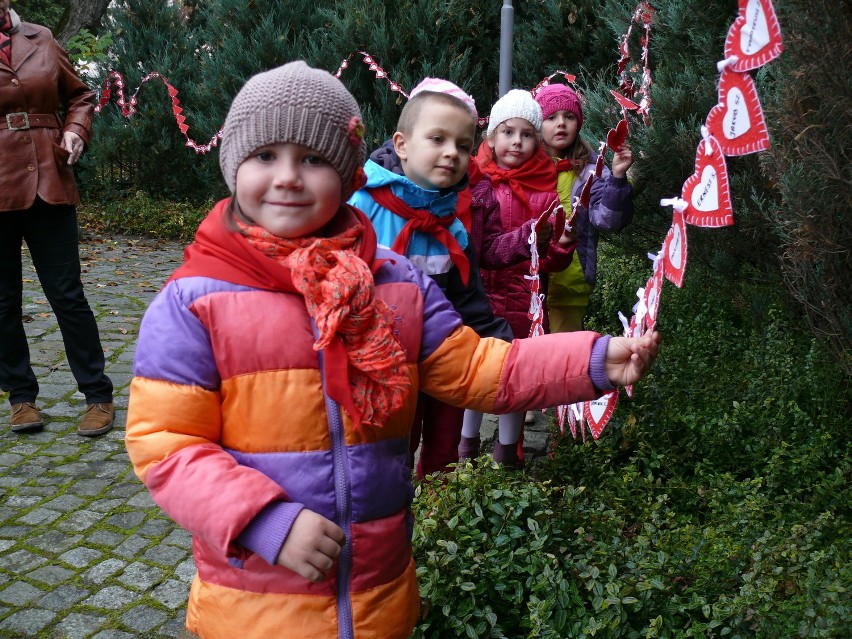 Przedszkolaki przyniosły serduszka dla papieża