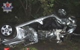 Wypadek w powiecie tomaszowskim: Auto uderzyło w drzewo. Nie żyje dwóch młodych mężczyzn