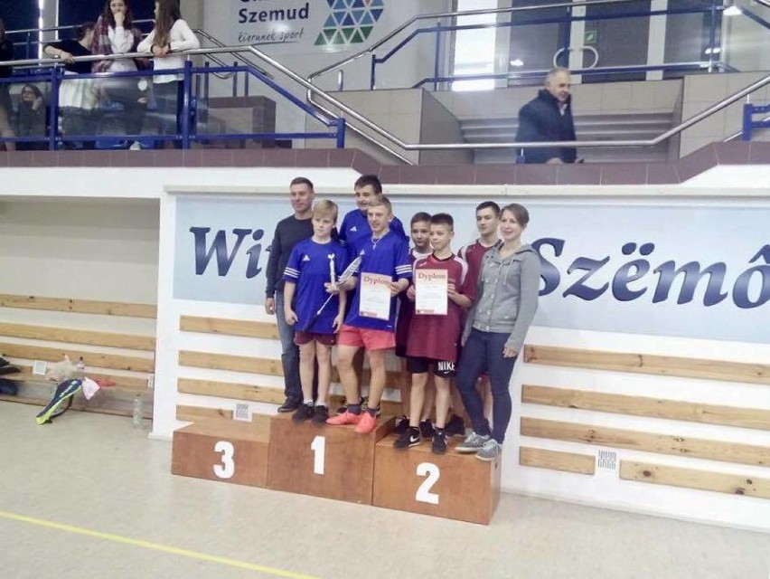 Helski badminton święci triumfy w Szemudzie