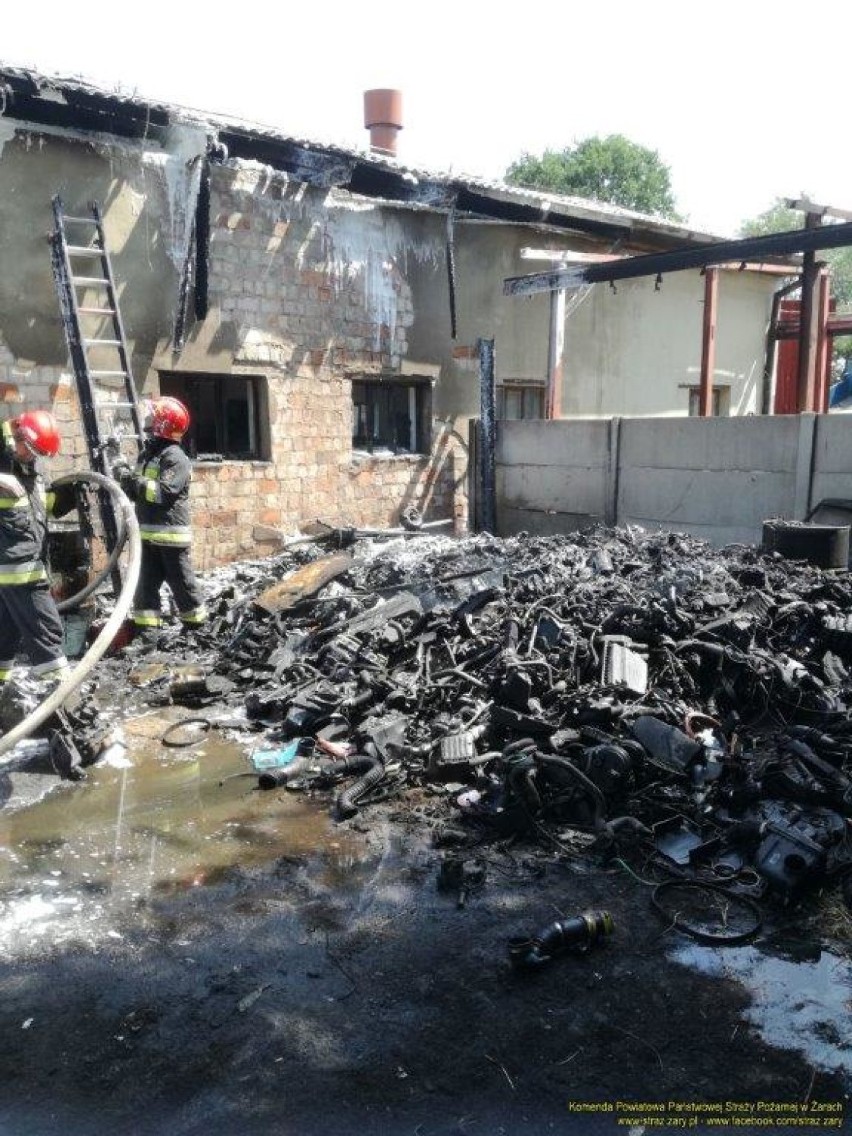 Strażacy gasili pożar domu w Raszynie