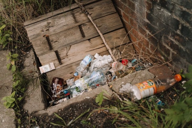 Najbrzydsze miejsca w Żarach. Są wśród nich zabytki, np. kamienica w Rynku, czy "Kreml", ale to także podwórka, zapuszczone miejsca. Niestety, nie brakuje takich antywizytówek w mieście.