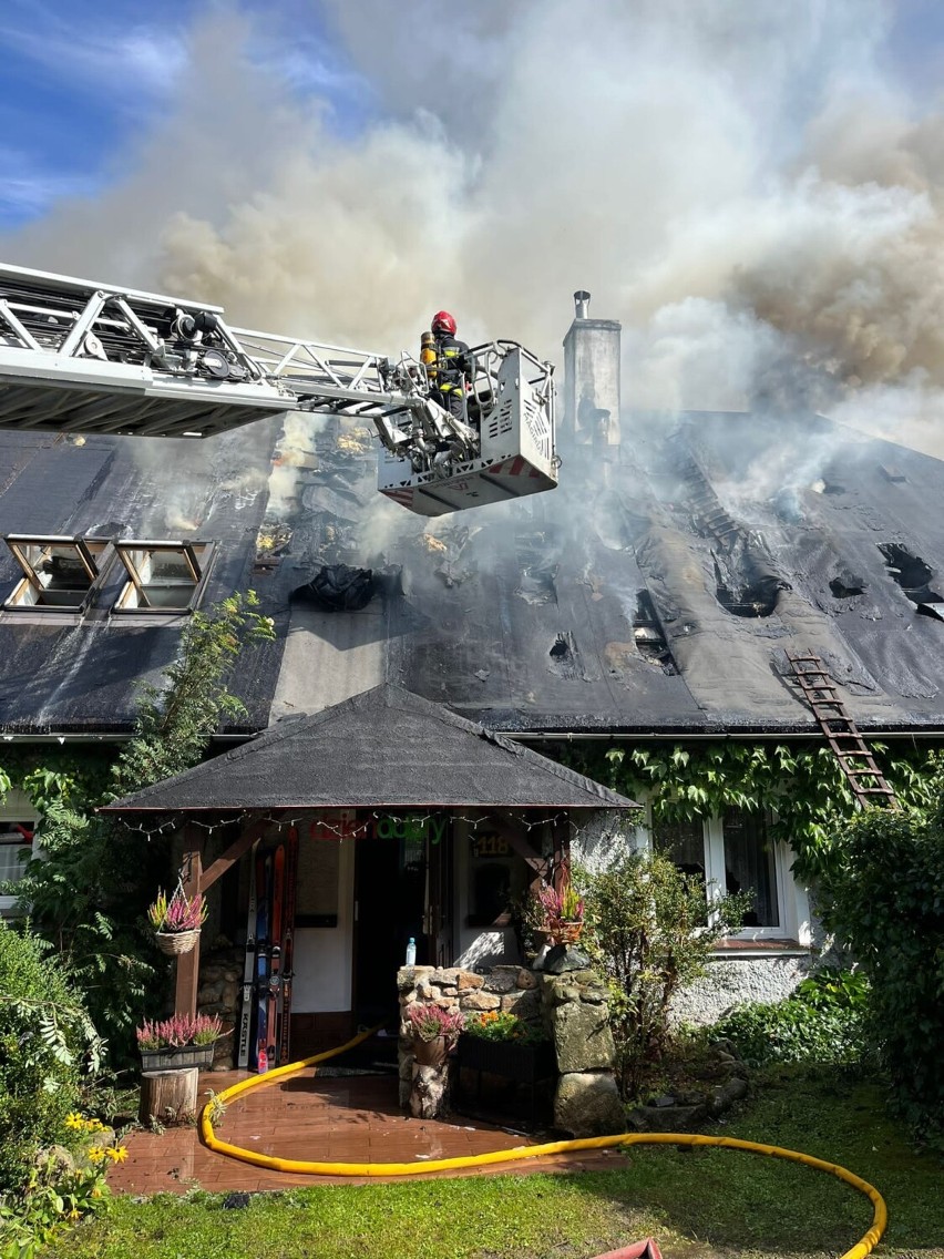 Ogień strawił całkowicie dach domu jednorodzinnego. Parter...