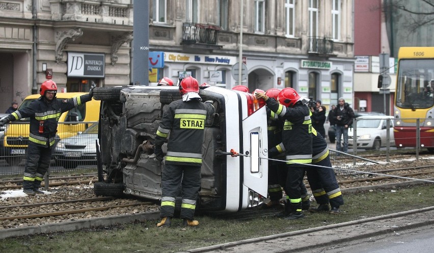 Wypadek na Kościuszki. Samochód na torach, kierowca uciekł