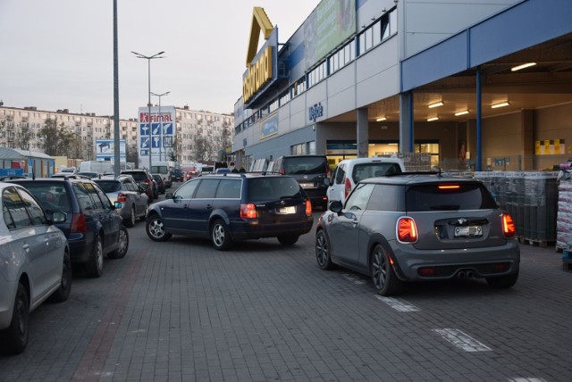 W czwartkowe popołudnie i wieczór słupszczanie i mieszkańcy okolic Słupska masowo ruszyli na budowlane zakupy.