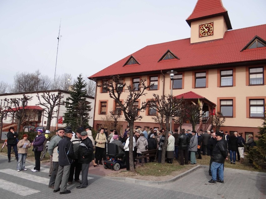 Działoszyn: Mieszkańcy przyszli pod ratusz. Było gorąco [ZDJĘCIA]