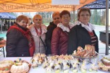 Jarmark Wielkanocny w Leszczynach. Gospodynie miejscowych KGW dzieliły świątecznymi przysmakami, a na scenie występowały przedszkolaki
