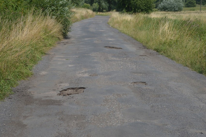 Przebudowa drogi w Bobrownikach w gminie Chociwel. Mieszkańcy wkrótce doczekają się drogi bez dziur [ZDJĘCIA]