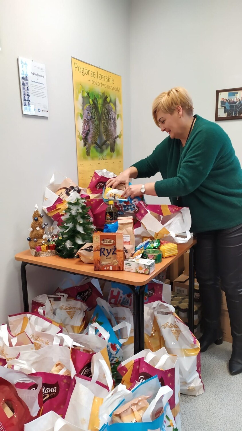Pracownicy socjalni ze Zgorzelca przygotowali ponad 120 paczek świątecznych dla najbardziej potrzebujących