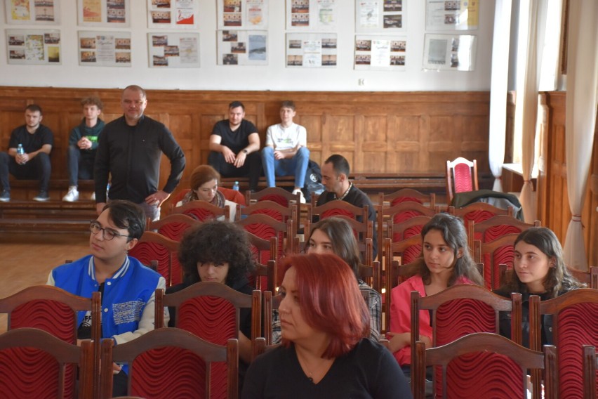 Pleszew. Projekt "Erasmus+" w I Liceum Ogólnokształcącym im. St. Staszica. Placówka gości uczniów z Rumunii, Turcji i Węgier