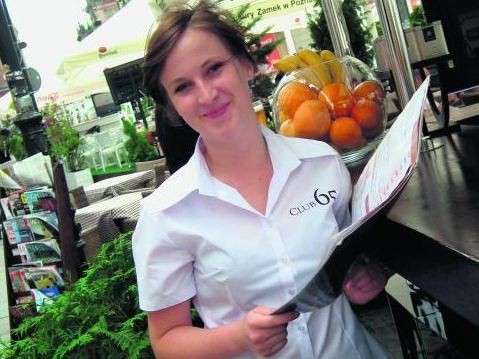 Katarzyna Konieczna, pracując jako kelnerka, zarabia na wakacje i studia