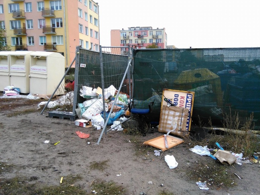 Śmietnik na placu przy ulicy Broniewskiego we Włocławku cały czas straszy [zdjęcia]