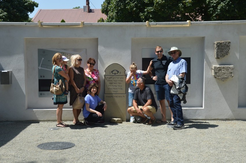 Tarnów. Zobaczyliśmy odnowiony cmentarz żydowski. I podczas spaceru poznawaliśmy jego historię [ZDJĘCIA]