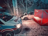 Śmiertelny wypadek na Pomorzu. W Krzywym Kole (powiat gdański) samochód uderzył w drzewo. Nie żyje kobieta. 4.02.2023 r.