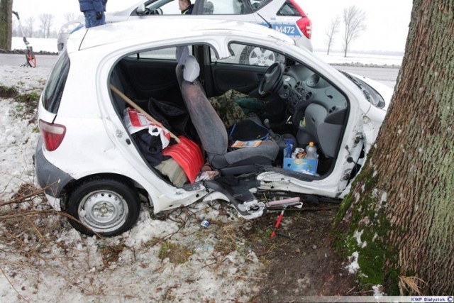 Wypadek w Zbuczu. Samochód uderzył w drzewo