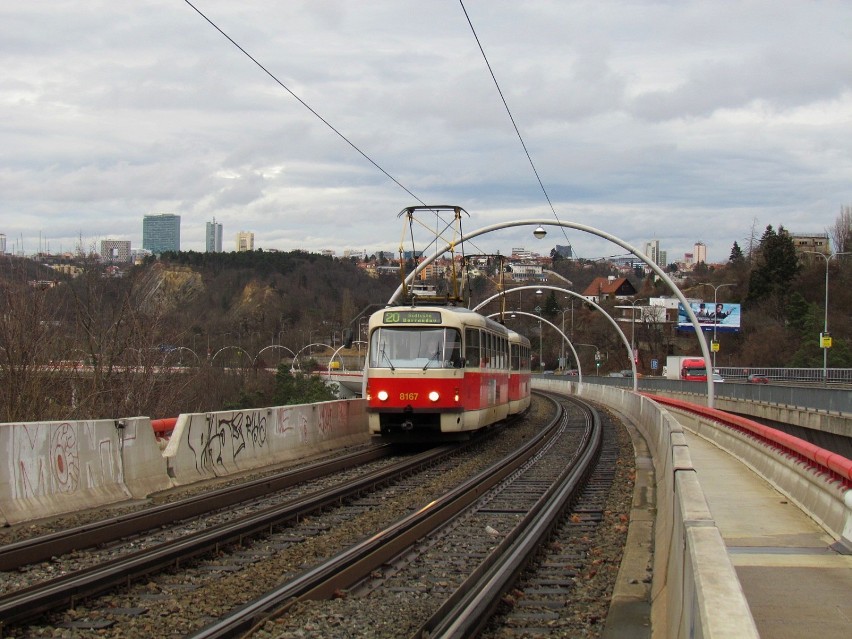Czeski tramwaj na praskim osiedlu Barrandov