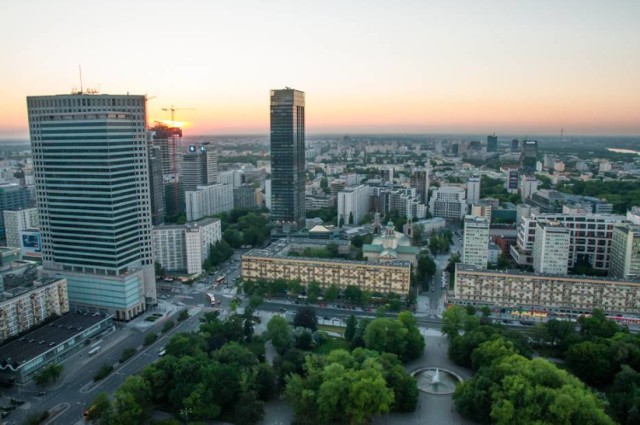 Mikołajkowa Warszawa z góry? Nic trudnego, wystarczy wjechać na taras widokowy Pałacu Kultury i Nauki. Wejście (a właściwie podróż windą) na 30. piętro kosztuje 15-22 zł. 

Zobacz też: Co robić zimą w Warszawie? 30 rzeczy, które koniecznie musisz sprawdzić [PRZEGLĄD]