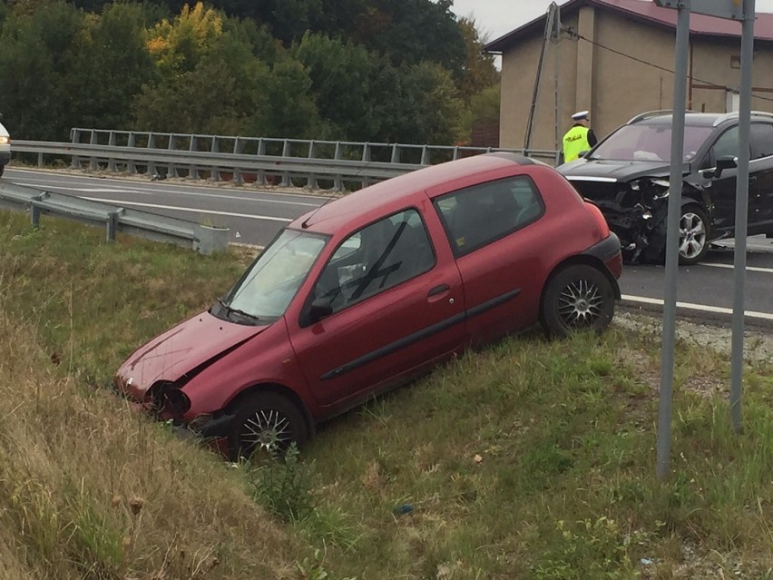 Wypadek na obwodnicy Nowej Rudy. Zderzyły się dwa auta osobowe. Trzy osoby w szpitalu