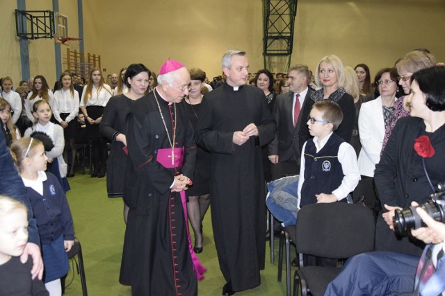 Wieczór wigilijny w skierniewickim Klasyku odbyła się w czwartek, 21 grudnia. Uczestniczyli w niej uczniowie szkoły i ich rodzice oraz nauczyciele. Gościem specjalnym był ksiądz biskup Andrzej Dziuba. Uczniowie wystawili sztukę Karole Wojtyły „Brat naszego Boga”.