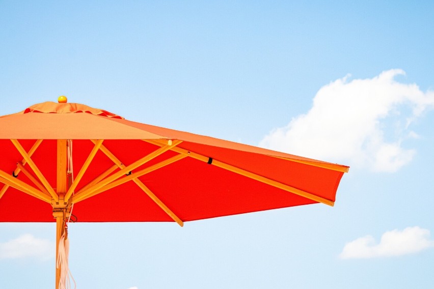 Parasol ogrodowy na balkon czy taras to tani i niezawodny...