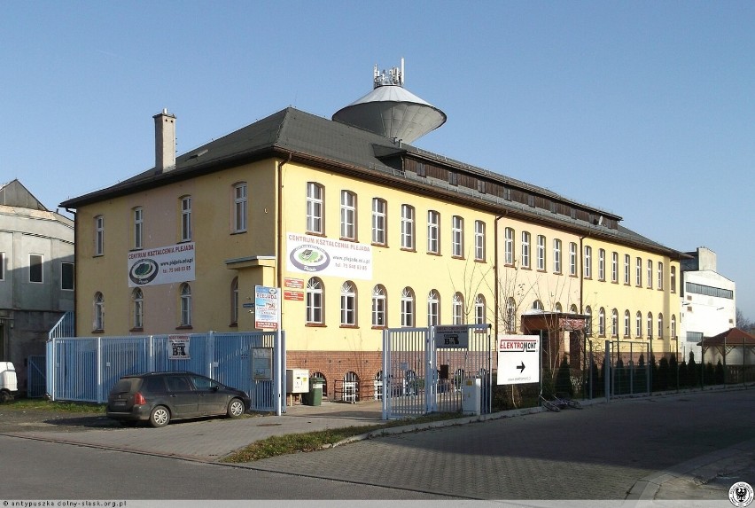 Szkoła mieści się przy ulicy Waryńskiego 20 w Jeleniej...