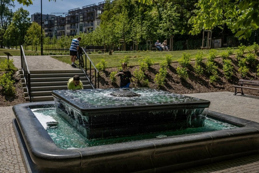 Kiedy krakowskie fontanny zostaną uruchomione? W oczekiwaniu na wodę kaczki spacerują po... betonie