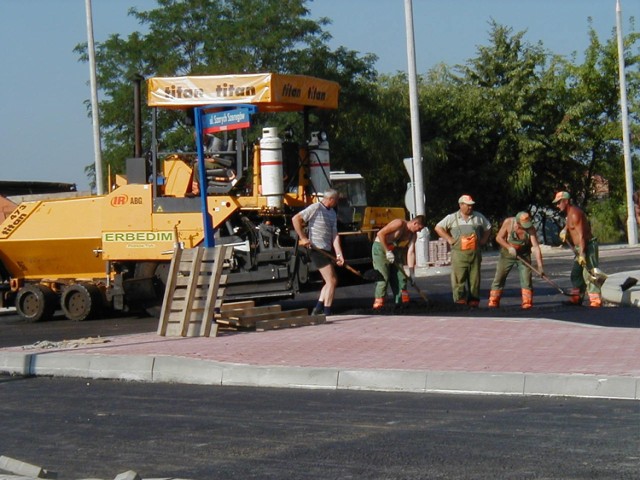 Budowa ronda na skrzyżowaniu ulicy Wyszyńskiego z ulicą Szarych Szeregów