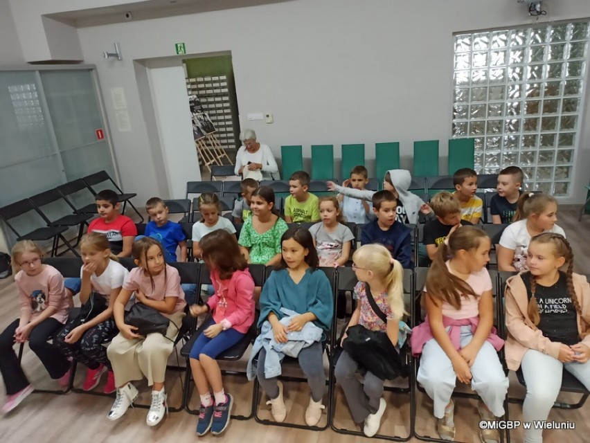 Spotkanie dzieci z Wiesławem Drabikiem, autorem publikacji "Dawno temu w Wieluniu", w miejskiej bibliotece FOTO
