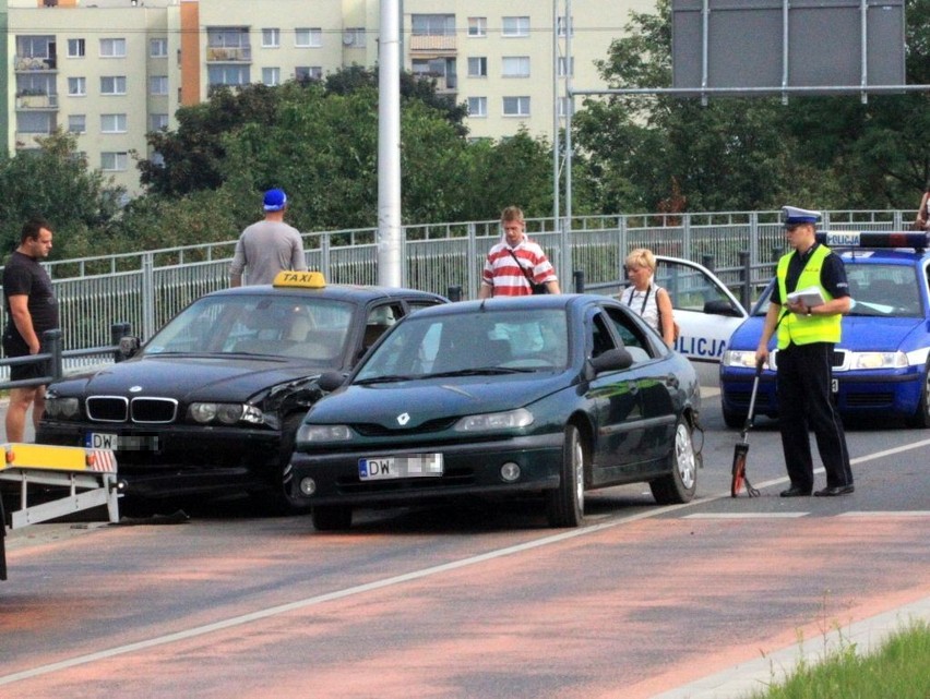 Wrocław: Wypadek na Strzegomskiej. Kierowca nie zapanował nad bmw (ZDJĘCIA)