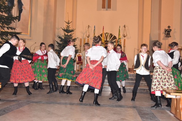 Występ zespołu folklorystycznego z Budzynia w kościele św. Maksymiliana w Barcinie.