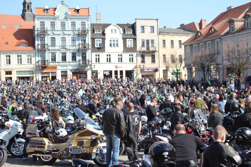 Motocykle przejechały w paradzie ulicami Gniezna