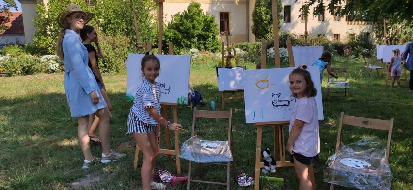 W parku przy zamku w Czernej trwa malarski plener. Przy sztalugach stanęły także dzieci