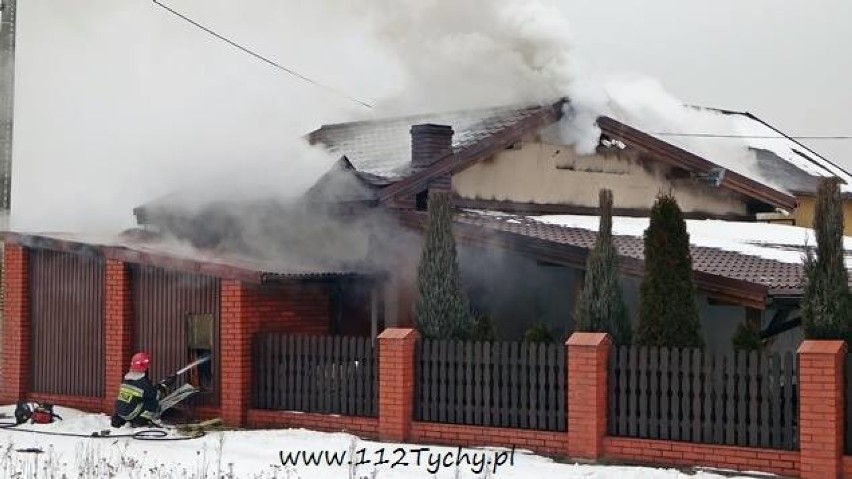Pożar w Bieruniu: Płonął garaż przy Strzeleckiej, w środku były butle z gazem [ZDJĘCIA]