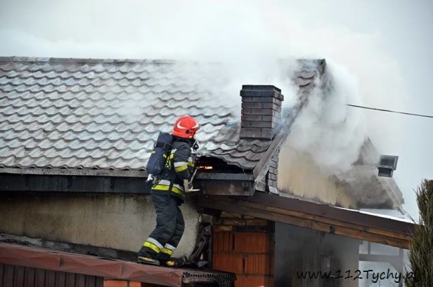 Pożar w Bieruniu: Płonął garaż przy Strzeleckiej, w środku były butle z gazem [ZDJĘCIA]