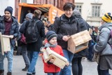 Kraków. Święto zakochanych - inaczej. Obok magistratu rozdawano budki lęgowe dla ptaków [ZDJĘCIA]