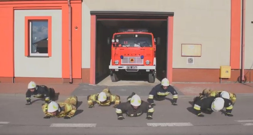 Akcja charytatywna #Gaszyn Challenge: strażacy z OSP w Kamieńsku i Radziechowicach Drugich pompują dla Wojtusia