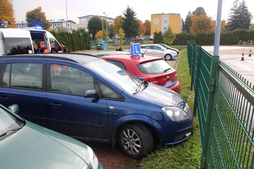 Kursantka nagle ruszyła na wstecznym. Ranny instruktor nauki jazdy, dwa uszkodzone samochody na parkingu WORD w Krośnie