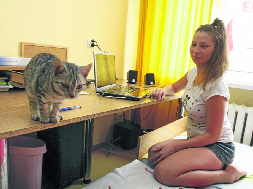 Patrycja Hiltawska z kotem i kompem w ligockim DS nr 7