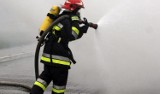Pożar w Tłuchowie. Spaleniu uległ budynek gospodarczy i ciąg trzech drewnianych garaż