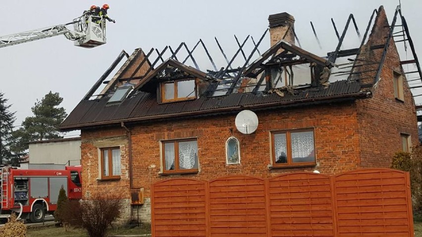 W pożarze spłonął dach domu