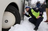 Nowy Sącz. W ramach akcji "Bezpieczne ferie" policjanci sprawdzą autobusy wiozące dzieci na wypoczynek
